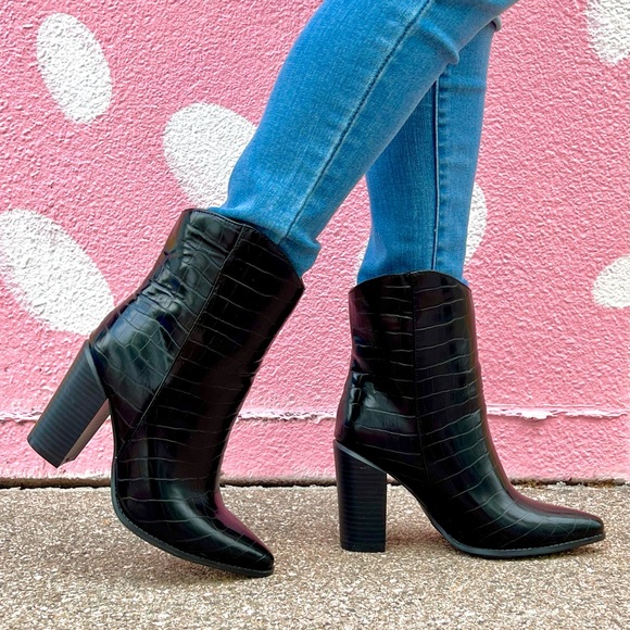 ⚡FINAL SALE! Black Crocodile Vegan Leather Cowboy Boots - Picture 6 of 6